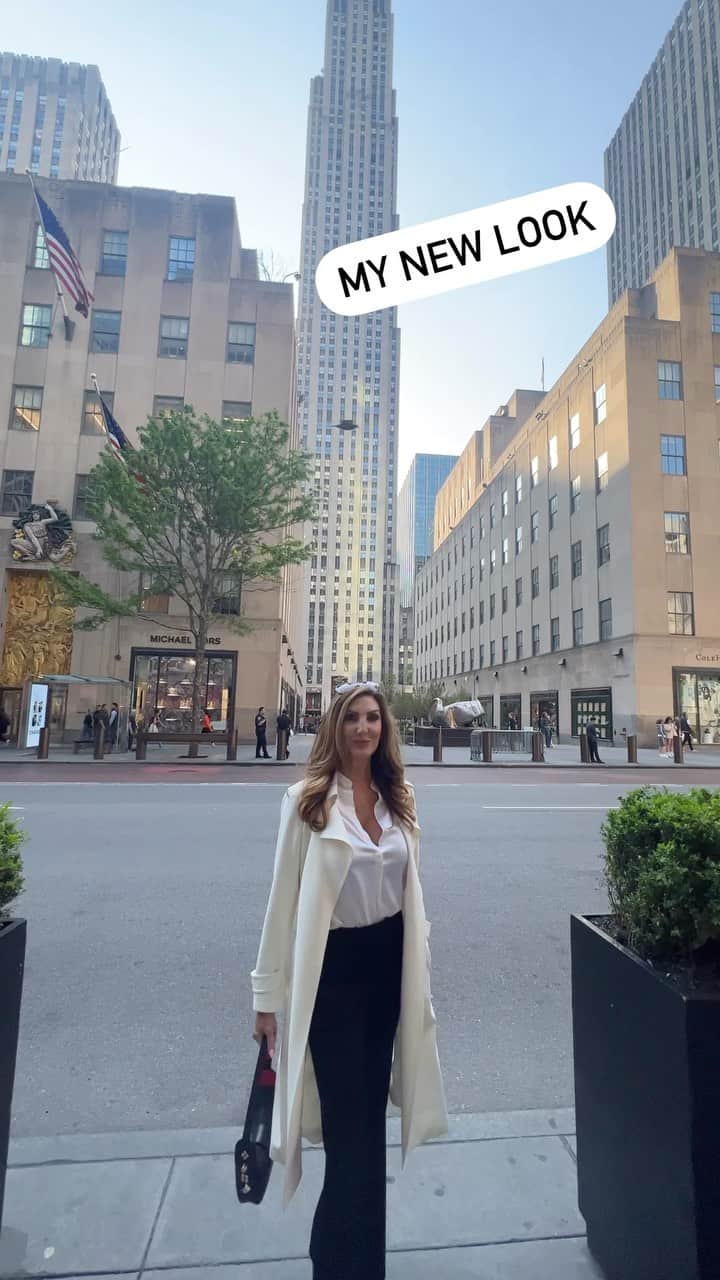 ヘザー・マクドナルドのインスタグラム：「I’ve changed since I got to NYC yesterday. This look is giving understated New York City Wealth Vibes. #nyc #fashion #silk #trousers #juicyscoop @theory__ @vince @louboutinworld #fashion #rhony」