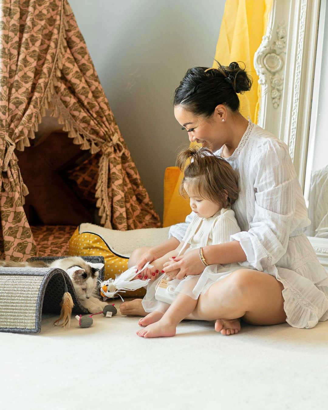 ウェンディー・グエンさんのインスタグラム写真 - (ウェンディー・グエンInstagram)「My first born with my first baby🐱 Our baby and the fur babies get along really well. We're teaching her to respect their space and she likes to share her toys with them. Kinsley has a floor bed, so naturally we got the kitties a @Walmart x Gap yellow floor bed to match 💛She has a climbing ladder, they have climbing toys next to hers 🤣 Happy National Pet Month! 🐾 Linking to pet favorites here - https://liketk.it/48ZhW #walmartpartner #walmartpet @shop.ltk #liketkit」5月11日 7時23分 - wendyslookbook