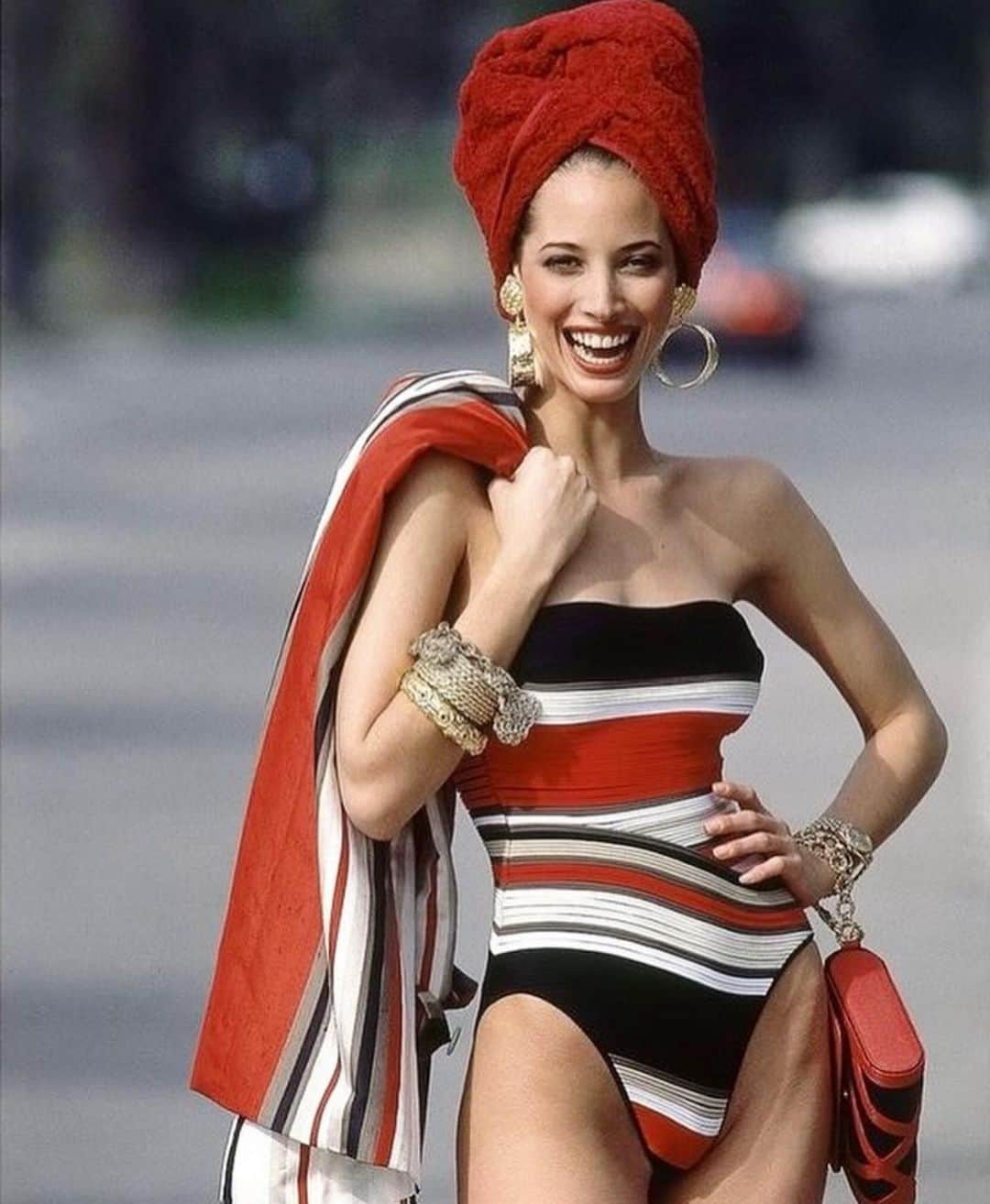 アダムのインスタグラム：「Summer ready with Christy Turlington. Vogue April 1990. Photo by Patrick Demarchelier. @swingearringsvintage」