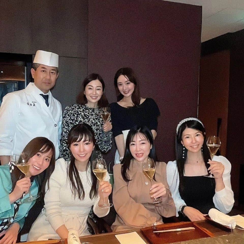 今堀恵理のインスタグラム：「2023年5月10日に北新地に新たなジャンルの肉割烹がオープンしました💓 『肉割烹 友百合』 @tomoyuri_nikukappo   女子会したよ✨  場所は北新地本通りのぐらんぱれビル 1F こちらのオーナーシェフは全国に旅館、ホテル、レストラン等をされてるカトープレジャーグループの総料理長  @kato_pleasure_group 細やかな気配りと徹底した食へのこだわりを持つオーナーシェフ 三井秀和さんが今までの実績とともに作りあげる肉割烹コースを堪能出来ます  料理手法にとらわれず自由な発想で新しい料理を作ってくれるシェフなんです😊 美味しいしセンスの有る御料理が次々と出てくるおまかせコース💘 コスパもびっくりするくらい良いです ここは話題になるはず😊  #肉割烹友百合 #北新地 #肉割烹 #wagyu」