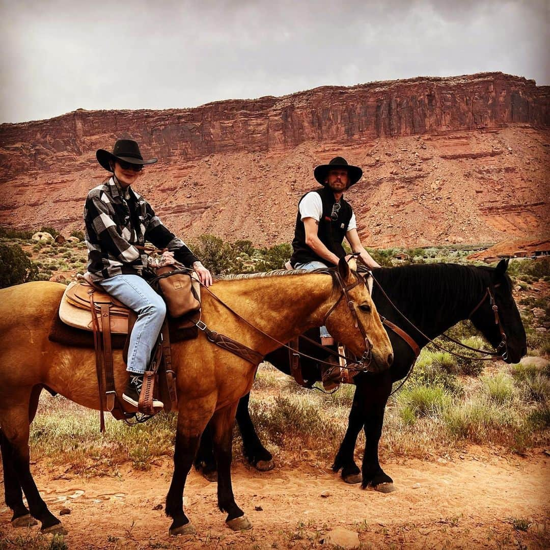 ジェイミー・キャンベル・バウアーのインスタグラム：「🐎🐎 🌵🌵」