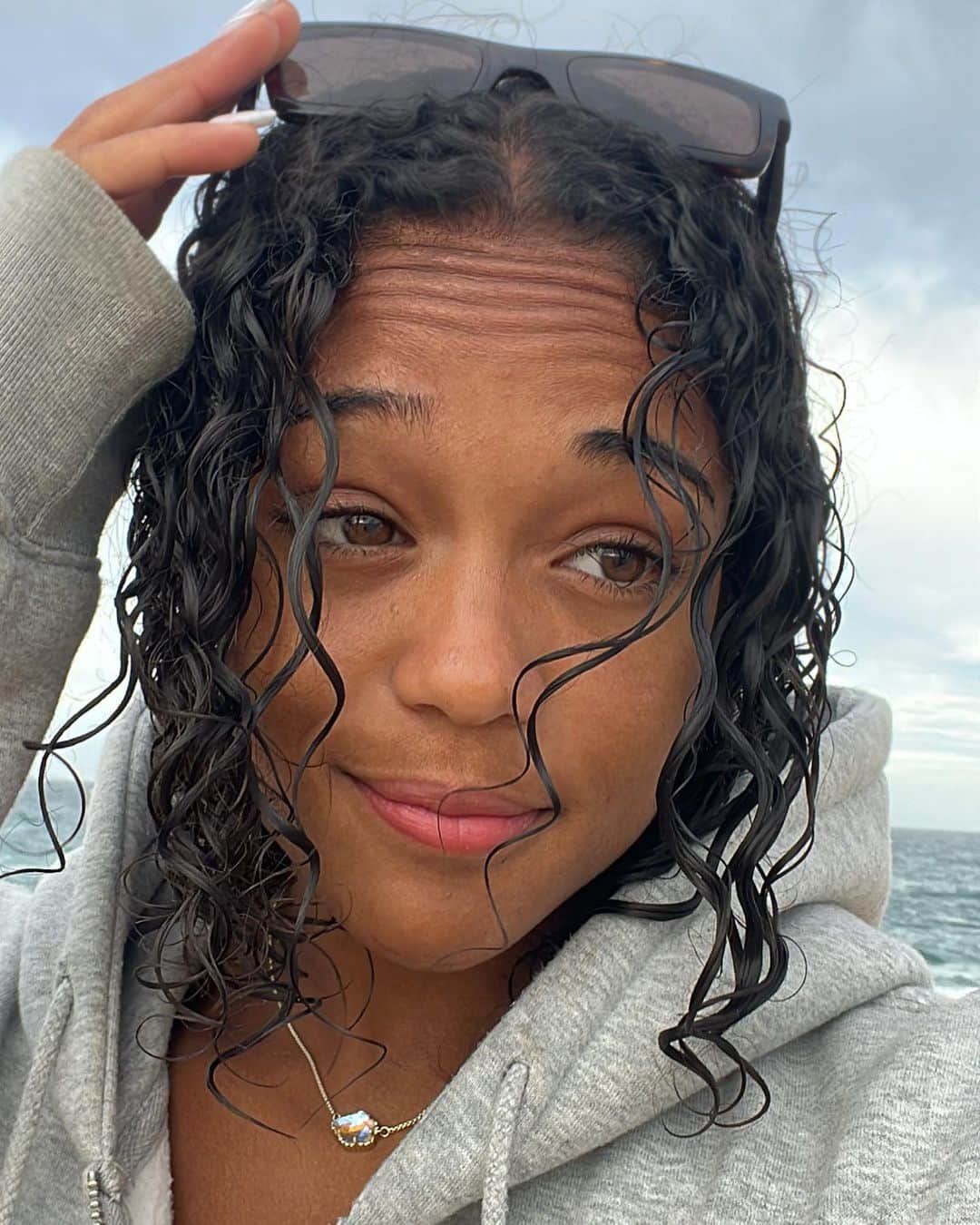メラニー・デ・ジーサス・ドス・サントスのインスタグラム：「Aller à la plage en pull, c’est un concept..」