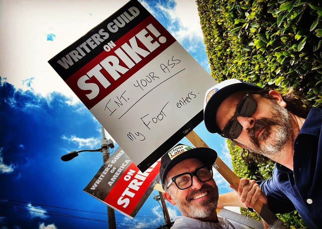 リチャード・スペイト Jrさんのインスタグラム写真 - (リチャード・スペイト JrInstagram)「Another beautiful day picketing for the rights of writers, this time with my good buddy @robenedict (rocking some especially hilarious signage). Solidarity! #wgastrong #wgastrike @wgawest @wgaeast #wga」5月11日 7時37分 - dicksp8jr