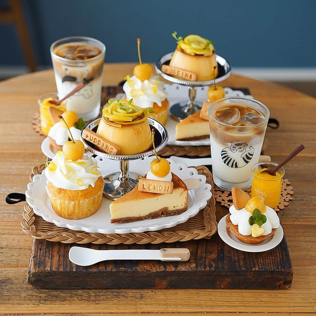 junjunのインスタグラム：「🍋  レモンとマスカルポーネクリームのカップケーキ レモンのリコッタベイクドチーズケーキ レモンのお花プリン  @ouchicafe_jp #初夏のさわやかおうちカフェ  #レモンのお菓子 #カップケーキ #ベイクドチーズケーキ #プリン #レモンカード #おうちカフェ #ホムカペ #cafestagram #カフェスタグラム #instacafe #カフェ部 #カフェ好きな人と繋がりたい #homemadesweets #手作りおやつ #お菓子作り好きな人と繋がりたい #今週もいただきます #キッチンからlove #私のおいしい写真 #インスタ探検隊 #Hanakogram #KURASHIRU #おうちごはんLover  #フーディーテーブル #ごちそうさまが宝物 #コッタ #キナリノ #エルグルメ #マカロニメイト #IGersJP」