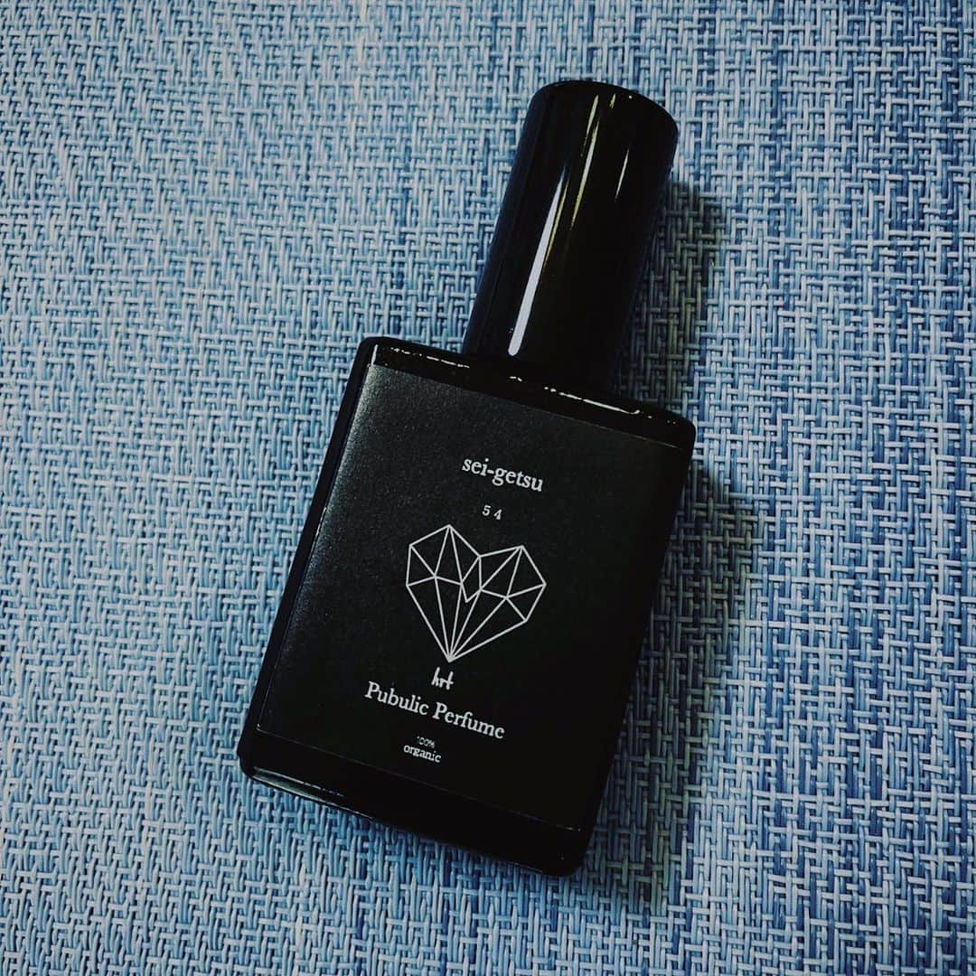 ヒロトさんのインスタグラム写真 - (ヒロトInstagram)「HIROTOプロデュース  100%オーガニックPubulic Perfume 『sei-getsu霽月』  -雨上がりの澄んだ夜空に浮かぶ月の光のような香り-  香りに包まれることで, 曇り空や雨が晴れ, そこに優しい月あかりが辺りを照らし心が澄み渡るように, 日々のストレスや疲労から解放され癒されてほしい.  そんな想いを込めてつくりました.  5/4の空間を彩り,参加してもらった方に日々の心身をの疲れをリトリートしてととのってもらう為に, @hitomimohri  @aroma.mohri_hitomi  友人のスタイリストであり調香師の毛利さんに特別に調香,ブレンドしてもらいつくって頂きました!  #HIROTO #BD #アリス九號. #alicenine  #aroma  #aromaoil  #organic  #perfume」5月11日 7時49分 - hiroto_a9