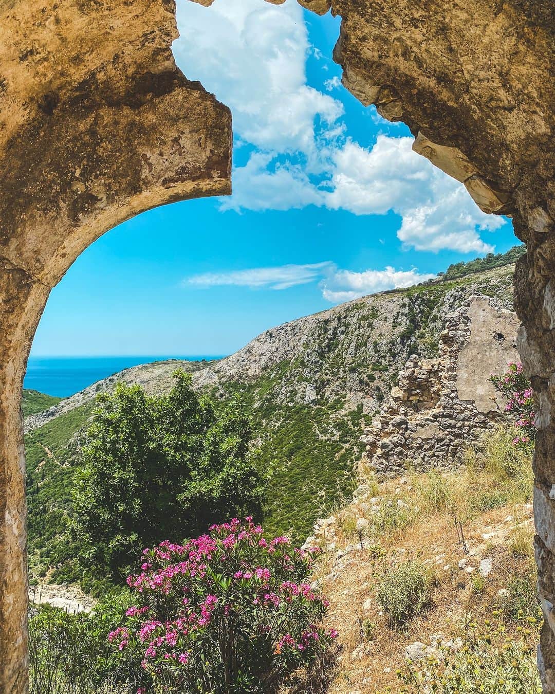 Discoveryさんのインスタグラム写真 - (DiscoveryInstagram)「The view from the Himara Castle in Albania 🏰  Image by Gabriel Mello.  @jim_belushi heads to his beautiful home country to talk cannabis business… with the Albanian Prime Minister. Don’t miss the season finale of #GrowingBelushi tonight at 9p ET.」5月11日 8時00分 - discovery