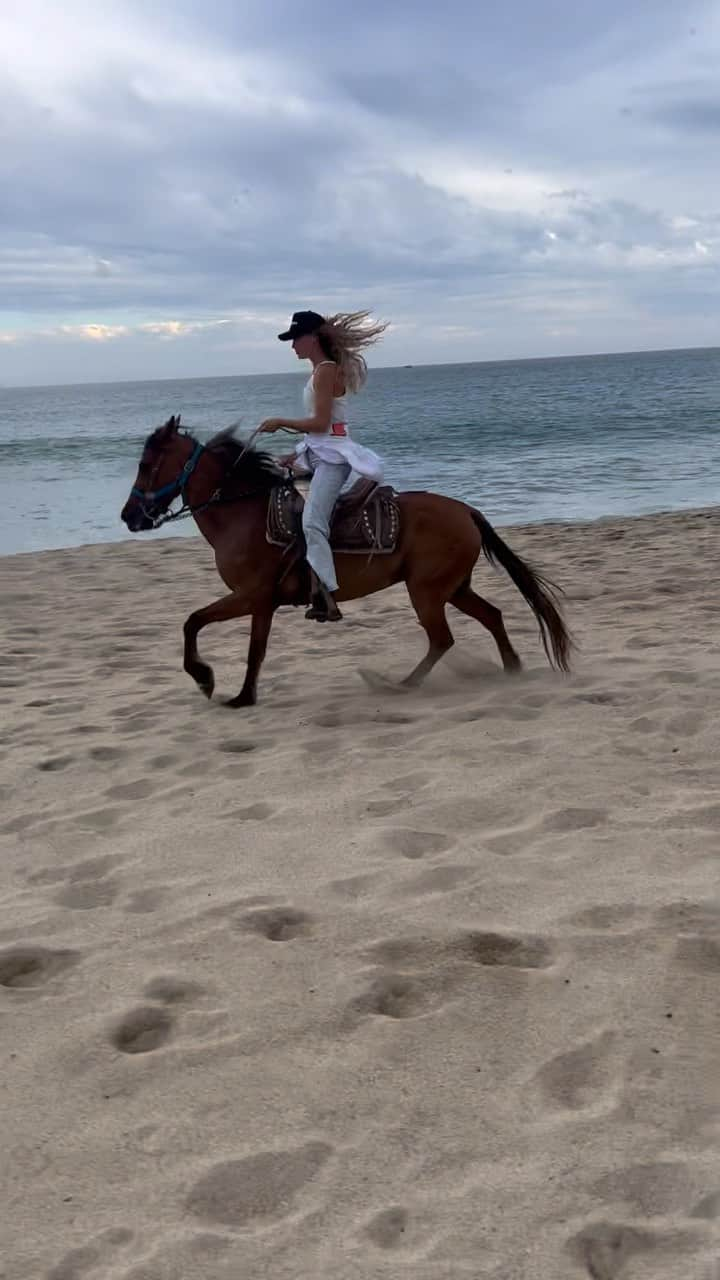 ハナー・ファーガソンのインスタグラム：「Saved a cowboy and rode a horse 😛 my kinda element ❤️🐎🏝」