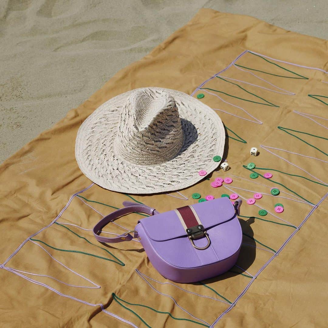イルビゾンテさんのインスタグラム写真 - (イルビゾンテInstagram)「We are so ready for summer! Here the Solaria Bag enjoying the sun with one of the Il Bisonte’s fashionable hats.   A special thanks to @letresarte for the funniest backgammon - towel 🏹💙  #ilbisonte #sustainability #timelessbeauty #ss23 #womenstyle #slg #handbag#hats」5月11日 7時56分 - ilbisonteofficial