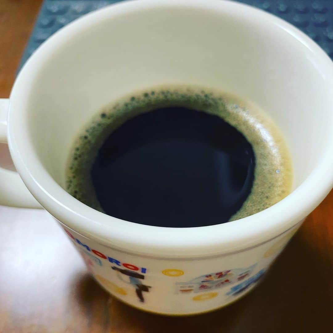 のインスタグラム：「コーヒーチャレンジ☕️  おはようございます！ 本日もコーヒーから！ (57日目)  本日、祇園花月でアキ新座長新喜劇３日目です。 昨日は修学旅行生もおり、大盛り上がりでした！また細かな修正を加え、回を重ねるごとに作品が仕上がっていく感じがいいですね！ 今日も楽しんでもらえるように頑張ります！  皆さん、今日も良い一日を！  #吉本新喜劇 #カバ #コーヒーチャレンジ #苦手なコーヒーをお茶の感覚で飲めるようになるまでの道のり #コーヒー #coffee #コーヒーチャレンジ #coffeechallenge #カフェ #Cafe #吉本新喜劇 #yoshimotoshinkigeki #カバ #kaba #カフェ巡り #喫茶店巡り #カバッチグー #どーゆーそれー #次はどこでコーヒー嗜も？ #皆さん、今日も良い一日を！」