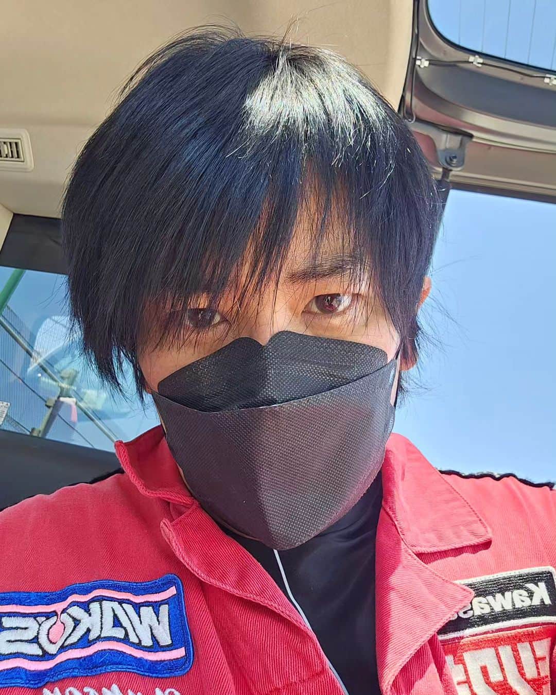 TOKIのインスタグラム：「やっと来れた筑波サーキットでしたが1セクション走ってピットに戻ろうとしたらオフィシャルの方に「結構白煙が出てます」と言われ、走行中断。少し出てるなと思ってはいたものの、1回の走行で急に酷くなってました。2年前にしたフルチューン後からヘッドのチェックはしてなかったので一回エンジン開けてみます。それにしても髪が短い短すぎる…」