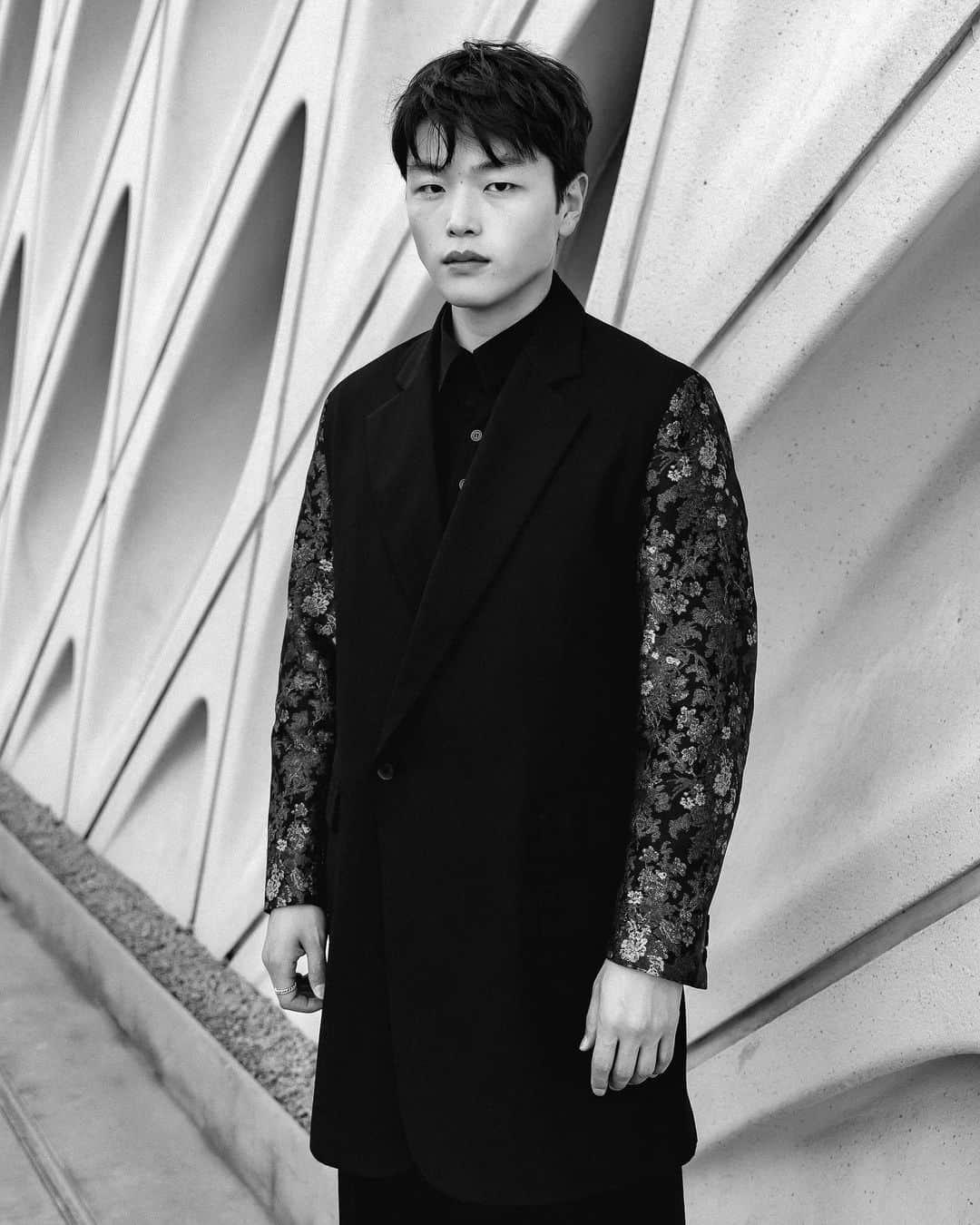 アレックス・シブタニのインスタグラム：「@yohjiyamamotoofficial #GoldGala  Grooming: @beautyisboring / @sheridanwardofficial」
