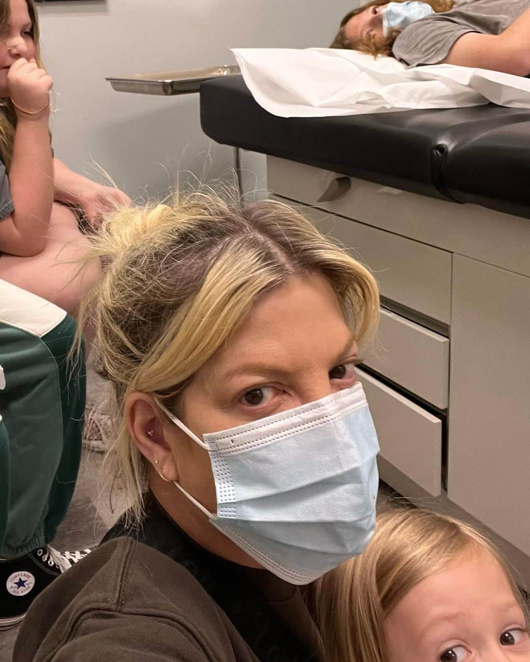 トリ・スペリングのインスタグラム：「Let’s talk about MOLD… - Here we are again at Urgent Care. We’ve all been on this continual spiral of sickness for months. Sick. Get better. To get sick again. Used to think… well that’s what happens when you have young kids in school. They just continually bring sicknesses home. But, when it gets to the point where they are at home sick more than being in school we had to reassess what was going on. Kids will be kids but when you have your youngest (10 and 6) so sick they are sleeping all day and say they feel dizzy even standing I knew something bigger was going on. Enter Mold inspection! Thx to Sean at Pacific Scope Inspections who came out and discovered extreme mold in our home 😱. The pieces all started to fall into place. Has anyone ever been thru Mold Infections? You just keep getting sick, one infection after another. Respiratory infections. Extreme allergy like symptoms too and like my poor Finn skin rashes as well. As we sit here today in Urgent Care … watching everyone getting swabbed and first up Finn with Strep throat ✅and high fever of 103. We now know that when the house was labeled a health hazard and not live able that wording was FACT. We now GET IT! It’s hard to just uproot a huge family especially in midst of all feeling so sick and in bed. But, we now will vacate the home asap. Looking for an @airbnb or @vrbo or hotel till we can even grasp what to do. We are just renters so looks like moving is in our eminent future as well. Grateful we have renters insurance. We’d be lost how to tackle this without. And, special non shout out to our public school district for repeatedly not believing our kids were as sick as they’ve been continually. Just get them in school right 😡? Has anyone been thru Mold sickness? The deeper dive I do online sadly I see how common this is 😢 #mold #moldinfection 🧿」