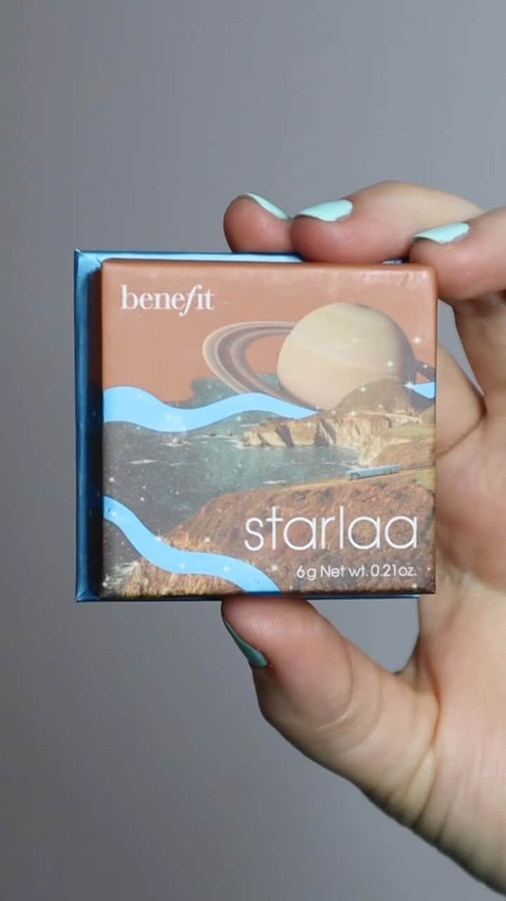 Benefit Cosmeticsのインスタグラム：「You don't understand, we're obsessed with this monochromatic moment by @hollifer⁠ 😍 She applies Starlaa on the temples of her cheeks and blends it towards the eye as a transition shade! 💖   Will⁠ you be trying this monochromatic look? 💬」
