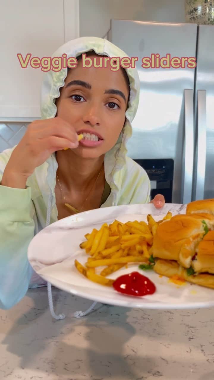 ケイラ・フィリップスのインスタグラム：「Veggie burger sliders for me and my son 🍔」