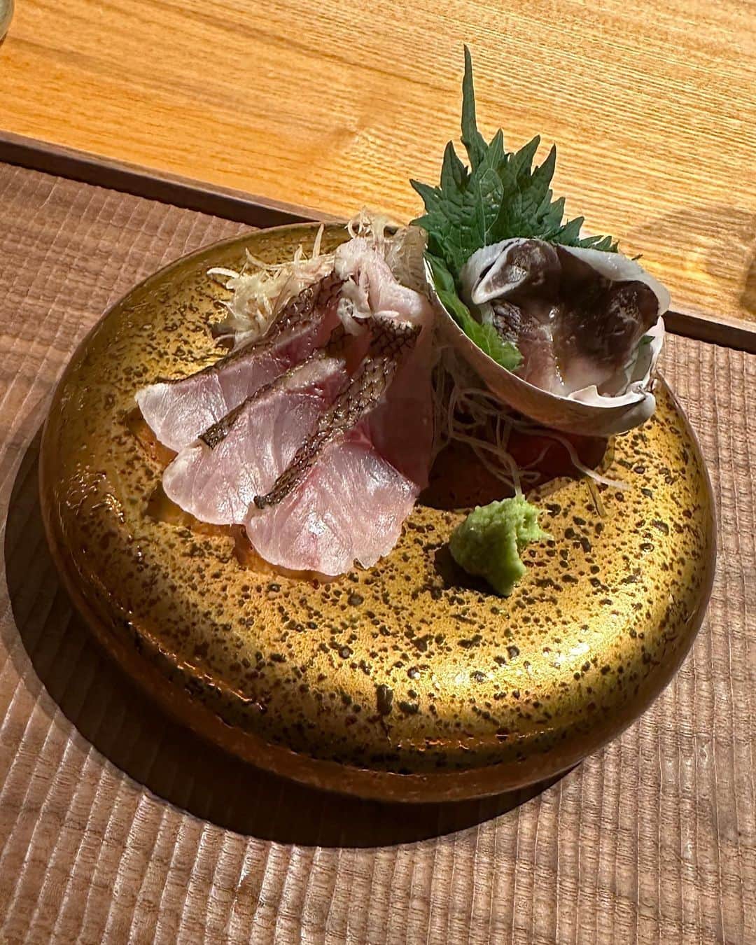 西内ひろさんのインスタグラム写真 - (西内ひろInstagram)「シャトーブリアンのカツサンドはめちゃやば❤️でした。 こんなに柔らかいカツサンドは初めて食べた✨  先日、友人に教えて頂いた @matoi.ginza  に行って来ました🙏  牛をサンドや握り、すき焼き、ステーキと色んな調理法で、少しづつ堪能させて頂き、色んなレパートリーで楽しませて頂きました！！  お肉だけではなく、お魚や蟹の海鮮も🦀  更にワインやお酒のペアリングで頂くのが良かったです🙏  個室もありましたが、 カウンター席がやっぱり、好き☺️ シェフの　@kematoba にお話しを伺いながら楽しいお時間でした✨  ありがとうございました♪  #銀座懐石 #銀座レストラン #matoi」5月11日 8時27分 - 0214hiro