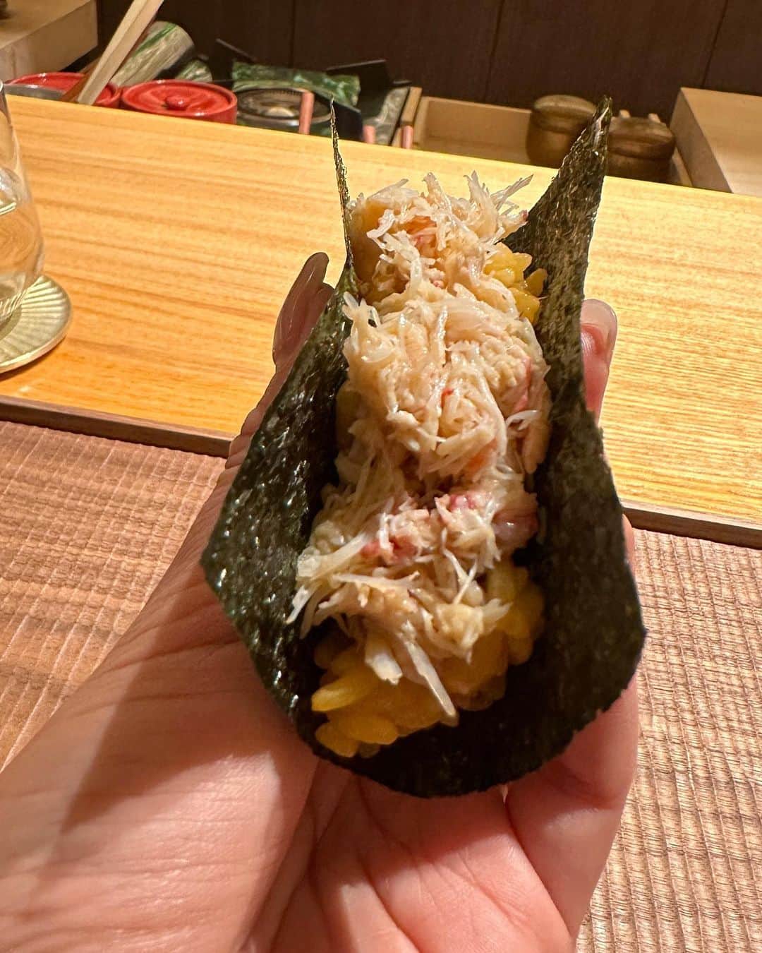 西内ひろさんのインスタグラム写真 - (西内ひろInstagram)「シャトーブリアンのカツサンドはめちゃやば❤️でした。 こんなに柔らかいカツサンドは初めて食べた✨  先日、友人に教えて頂いた @matoi.ginza  に行って来ました🙏  牛をサンドや握り、すき焼き、ステーキと色んな調理法で、少しづつ堪能させて頂き、色んなレパートリーで楽しませて頂きました！！  お肉だけではなく、お魚や蟹の海鮮も🦀  更にワインやお酒のペアリングで頂くのが良かったです🙏  個室もありましたが、 カウンター席がやっぱり、好き☺️ シェフの　@kematoba にお話しを伺いながら楽しいお時間でした✨  ありがとうございました♪  #銀座懐石 #銀座レストラン #matoi」5月11日 8時27分 - 0214hiro