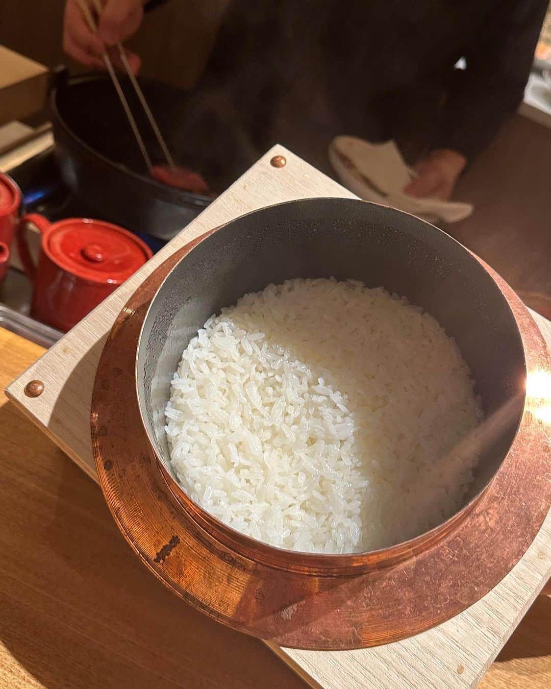 西内ひろさんのインスタグラム写真 - (西内ひろInstagram)「シャトーブリアンのカツサンドはめちゃやば❤️でした。 こんなに柔らかいカツサンドは初めて食べた✨  先日、友人に教えて頂いた @matoi.ginza  に行って来ました🙏  牛をサンドや握り、すき焼き、ステーキと色んな調理法で、少しづつ堪能させて頂き、色んなレパートリーで楽しませて頂きました！！  お肉だけではなく、お魚や蟹の海鮮も🦀  更にワインやお酒のペアリングで頂くのが良かったです🙏  個室もありましたが、 カウンター席がやっぱり、好き☺️ シェフの　@kematoba にお話しを伺いながら楽しいお時間でした✨  ありがとうございました♪  #銀座懐石 #銀座レストラン #matoi」5月11日 8時27分 - 0214hiro