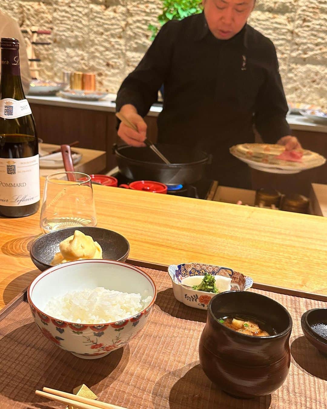 西内ひろさんのインスタグラム写真 - (西内ひろInstagram)「シャトーブリアンのカツサンドはめちゃやば❤️でした。 こんなに柔らかいカツサンドは初めて食べた✨  先日、友人に教えて頂いた @matoi.ginza  に行って来ました🙏  牛をサンドや握り、すき焼き、ステーキと色んな調理法で、少しづつ堪能させて頂き、色んなレパートリーで楽しませて頂きました！！  お肉だけではなく、お魚や蟹の海鮮も🦀  更にワインやお酒のペアリングで頂くのが良かったです🙏  個室もありましたが、 カウンター席がやっぱり、好き☺️ シェフの　@kematoba にお話しを伺いながら楽しいお時間でした✨  ありがとうございました♪  #銀座懐石 #銀座レストラン #matoi」5月11日 8時27分 - 0214hiro