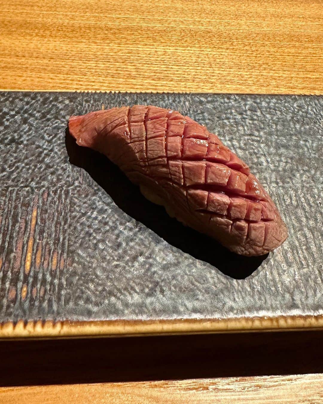 西内ひろさんのインスタグラム写真 - (西内ひろInstagram)「シャトーブリアンのカツサンドはめちゃやば❤️でした。 こんなに柔らかいカツサンドは初めて食べた✨  先日、友人に教えて頂いた @matoi.ginza  に行って来ました🙏  牛をサンドや握り、すき焼き、ステーキと色んな調理法で、少しづつ堪能させて頂き、色んなレパートリーで楽しませて頂きました！！  お肉だけではなく、お魚や蟹の海鮮も🦀  更にワインやお酒のペアリングで頂くのが良かったです🙏  個室もありましたが、 カウンター席がやっぱり、好き☺️ シェフの　@kematoba にお話しを伺いながら楽しいお時間でした✨  ありがとうございました♪  #銀座懐石 #銀座レストラン #matoi」5月11日 8時27分 - 0214hiro