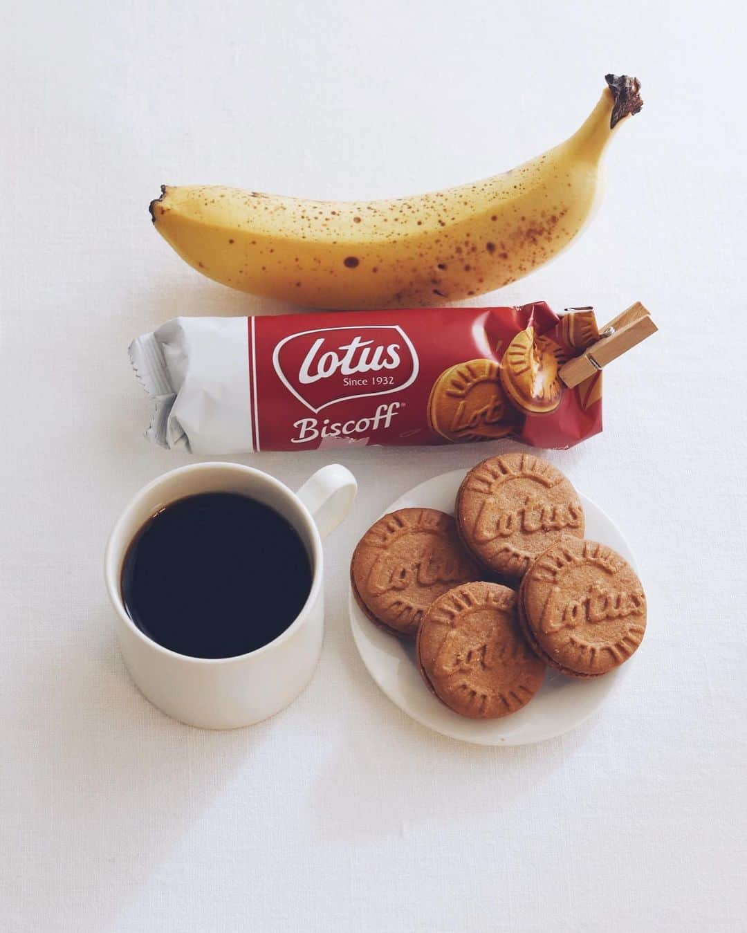 樋口正樹さんのインスタグラム写真 - (樋口正樹Instagram)「Lotus biscoff & Banana . 今朝はロータスビスコフの クリームを挟んだサンドに バナナも挟んだ簡単な朝食😋 . . . #ロータスビスコフ #ロータスビスケット #ロータスビスコフサンド #ビスケットサンド #バナナサンド #朝バナナ #Lotusbiscoffcream #Lotusbiscoff #Lotusbiscoffsand #Lotusbiscoffsandwich #banana」5月11日 8時20分 - higuccini