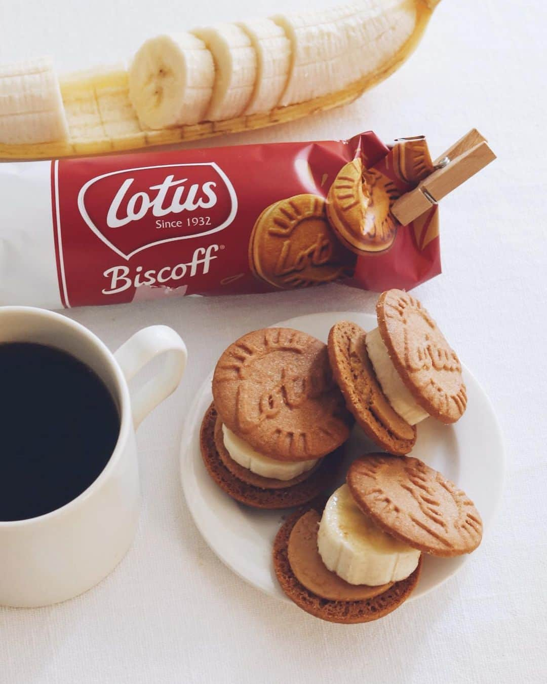 樋口正樹さんのインスタグラム写真 - (樋口正樹Instagram)「Lotus biscoff & Banana . 今朝はロータスビスコフの クリームを挟んだサンドに バナナも挟んだ簡単な朝食😋 . . . #ロータスビスコフ #ロータスビスケット #ロータスビスコフサンド #ビスケットサンド #バナナサンド #朝バナナ #Lotusbiscoffcream #Lotusbiscoff #Lotusbiscoffsand #Lotusbiscoffsandwich #banana」5月11日 8時20分 - higuccini