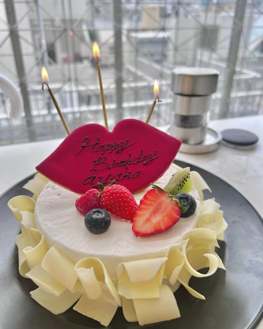 宮田綾子さんのインスタグラム写真 - (宮田綾子Instagram)「🎂お誕生日会をしていただいた時の💐 お花もケーキも可愛い尽くし🎂💋 私のプロフィール写真で持っているのと同じエフメゾンさんのセンス良すぎな花束💐  いつも楽しいトークで涙出るくらい笑わせてくれるみんなありがとう❤️‍🔥 @michiyo_nambara @hironeee0407  @atsuko73t @migram370919   昨日リール動画が100万再生超えました、たくさんのフォローありがとうございます🥰 ❤️ @ayako__miyata ←20.9万フォロワー❤️  #誕生日会 #バースデー #バースデープレート #バースデーケーキ #表参道カフェ #表参道ランチ #表参道グルメ #マーサーブランチ #mercerbrunch」5月11日 8時20分 - ayako__miyata