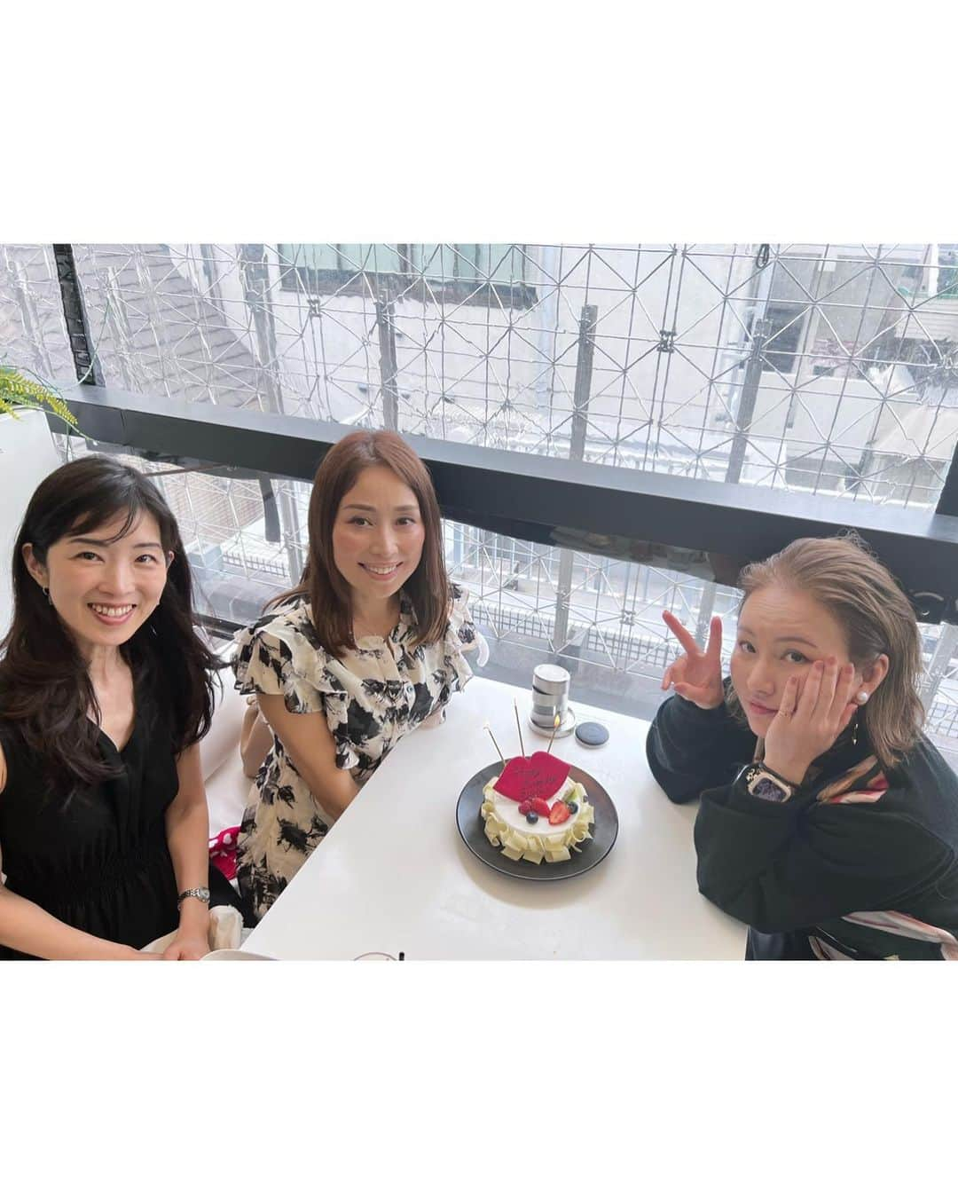 宮田綾子さんのインスタグラム写真 - (宮田綾子Instagram)「🎂お誕生日会をしていただいた時の💐 お花もケーキも可愛い尽くし🎂💋 私のプロフィール写真で持っているのと同じエフメゾンさんのセンス良すぎな花束💐  いつも楽しいトークで涙出るくらい笑わせてくれるみんなありがとう❤️‍🔥 @michiyo_nambara @hironeee0407  @atsuko73t @migram370919   昨日リール動画が100万再生超えました、たくさんのフォローありがとうございます🥰 ❤️ @ayako__miyata ←20.9万フォロワー❤️  #誕生日会 #バースデー #バースデープレート #バースデーケーキ #表参道カフェ #表参道ランチ #表参道グルメ #マーサーブランチ #mercerbrunch」5月11日 8時20分 - ayako__miyata