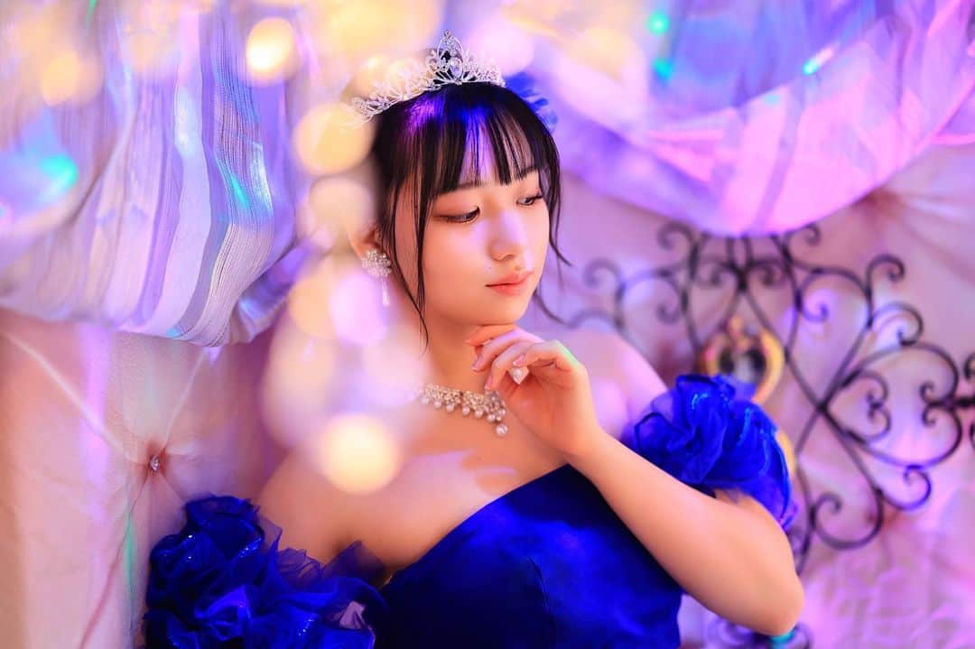 舘林佳史のインスタグラム：「SHOWROOMとのコラボ企画☺️💓 プリンセスドラマティックフォト獲得イベントで 一位になった静岡出身ライバーモデル17才の音羽杏奈ちゃん❣️ @otowa_music  おめでとうございます🎉🎊  先日撮影させて頂きました📸  17才でこの大人びた表情😽 将来の夢舞台女優  広瀬すずちゃんの様なステキな女優が静岡から出るのを楽しみにしています♪  衣装は数々のミスコンクイーンを世界に輩出されている内藤飛鳥さん @naitohasuka  よりご提供頂きました桂由美の鮮やかなブルードレス👗  ヘアーセットはいつもお世話になっているHelloの林さん✨ @notoshair   やっぱりウエディングドレス撮影はテンション上がりますね🥰✨  #プリンセススタジオ #SHOWROOM #ライバーイベント #JKモデル #プリンセス撮影 #ドラマティックフォト #ウエディングドレス #桂由美 #インスタ映えスタジオ #撮影依頼受付中❣️」