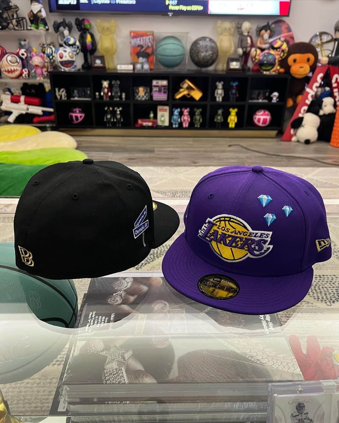 ベン・ボーラーさんのインスタグラム写真 - (ベン・ボーラーInstagram)「🚨UPDATE!!!!🚨 We’re pushing the launch of the Lakers hats back. The Lakers and I are working on some last minute details, want to make them perfect for you 🙏🏽💜 💛  BUT dont worry, these hats will be dropping later this month + something big! 👀💎🔥 LFG Lakers!!  ************ I am proud to announce a lifelong dream collab 🙏🏽🙌🏾💜💛💎🔥😭 Ben Baller x @Lakers x @NewEraCap  Official NBA Licensed fitted! LFG #Lakeshow! $50.  Super limited edition. Only on the @ntwrk app #BBDTC」5月11日 8時45分 - benballer