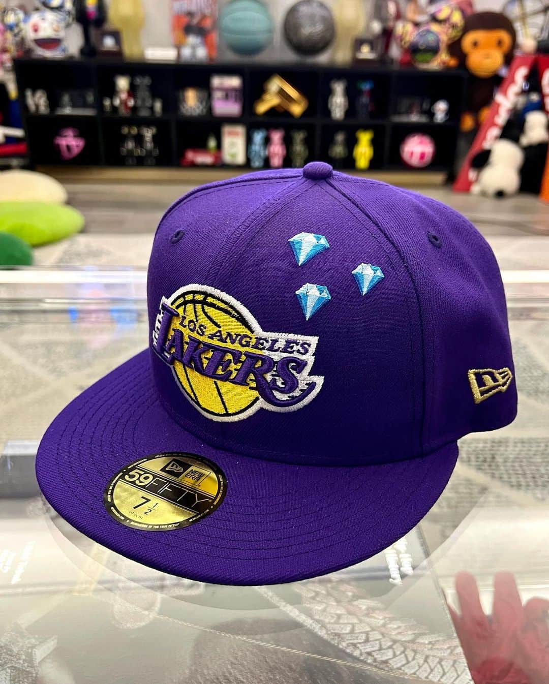 ベン・ボーラーさんのインスタグラム写真 - (ベン・ボーラーInstagram)「🚨UPDATE!!!!🚨 We’re pushing the launch of the Lakers hats back. The Lakers and I are working on some last minute details, want to make them perfect for you 🙏🏽💜 💛  BUT dont worry, these hats will be dropping later this month + something big! 👀💎🔥 LFG Lakers!!  ************ I am proud to announce a lifelong dream collab 🙏🏽🙌🏾💜💛💎🔥😭 Ben Baller x @Lakers x @NewEraCap  Official NBA Licensed fitted! LFG #Lakeshow! $50.  Super limited edition. Only on the @ntwrk app #BBDTC」5月11日 8時45分 - benballer