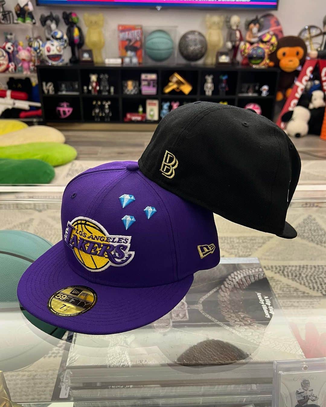 ベン・ボーラーのインスタグラム：「🚨UPDATE!!!!🚨 We’re pushing the launch of the Lakers hats back. The Lakers and I are working on some last minute details, want to make them perfect for you 🙏🏽💜 💛  BUT dont worry, these hats will be dropping later this month + something big! 👀💎🔥 LFG Lakers!!  ************ I am proud to announce a lifelong dream collab 🙏🏽🙌🏾💜💛💎🔥😭 Ben Baller x @Lakers x @NewEraCap  Official NBA Licensed fitted! LFG #Lakeshow! $50.  Super limited edition. Only on the @ntwrk app #BBDTC」