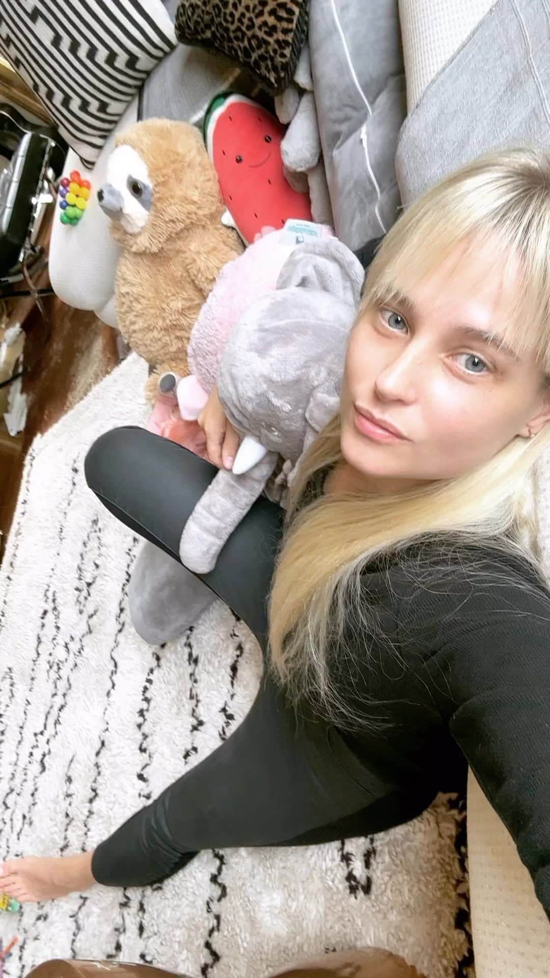 ジェネビーブ・モートンのインスタグラム：「Out here with my entourage, the sloth is the most annoying because he’s always late for everything 🙄」