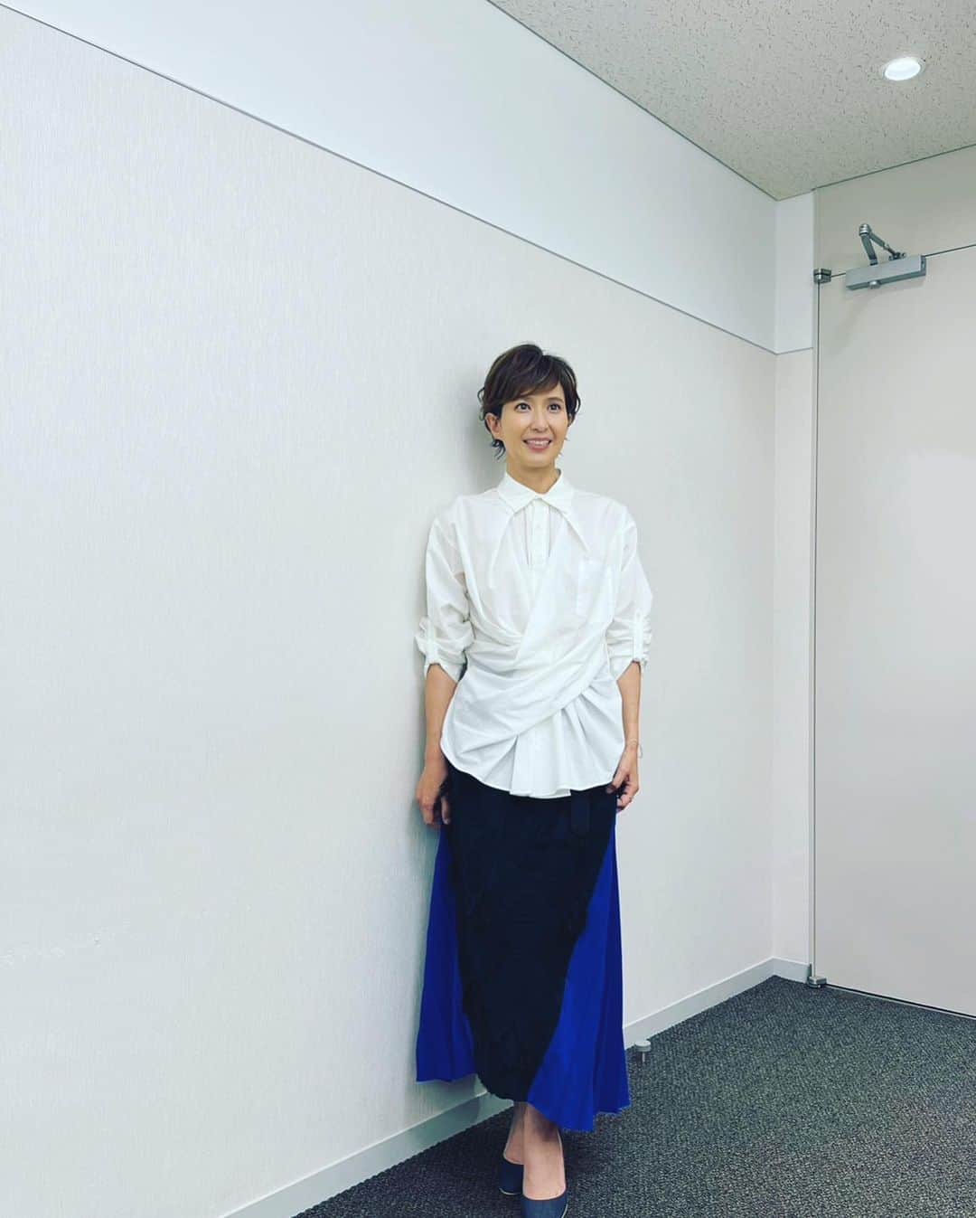 徳永有美さんのインスタグラム写真 - (徳永有美Instagram)「白いシャツのドレープが素敵でした。 2023.5.10 スタイリング @millanni  @l.a.h._official  @dressunreve  @manganji_touko  ヘアメイク @hairmake__kaunaloa」5月11日 8時54分 - yumi_tokunaga.official