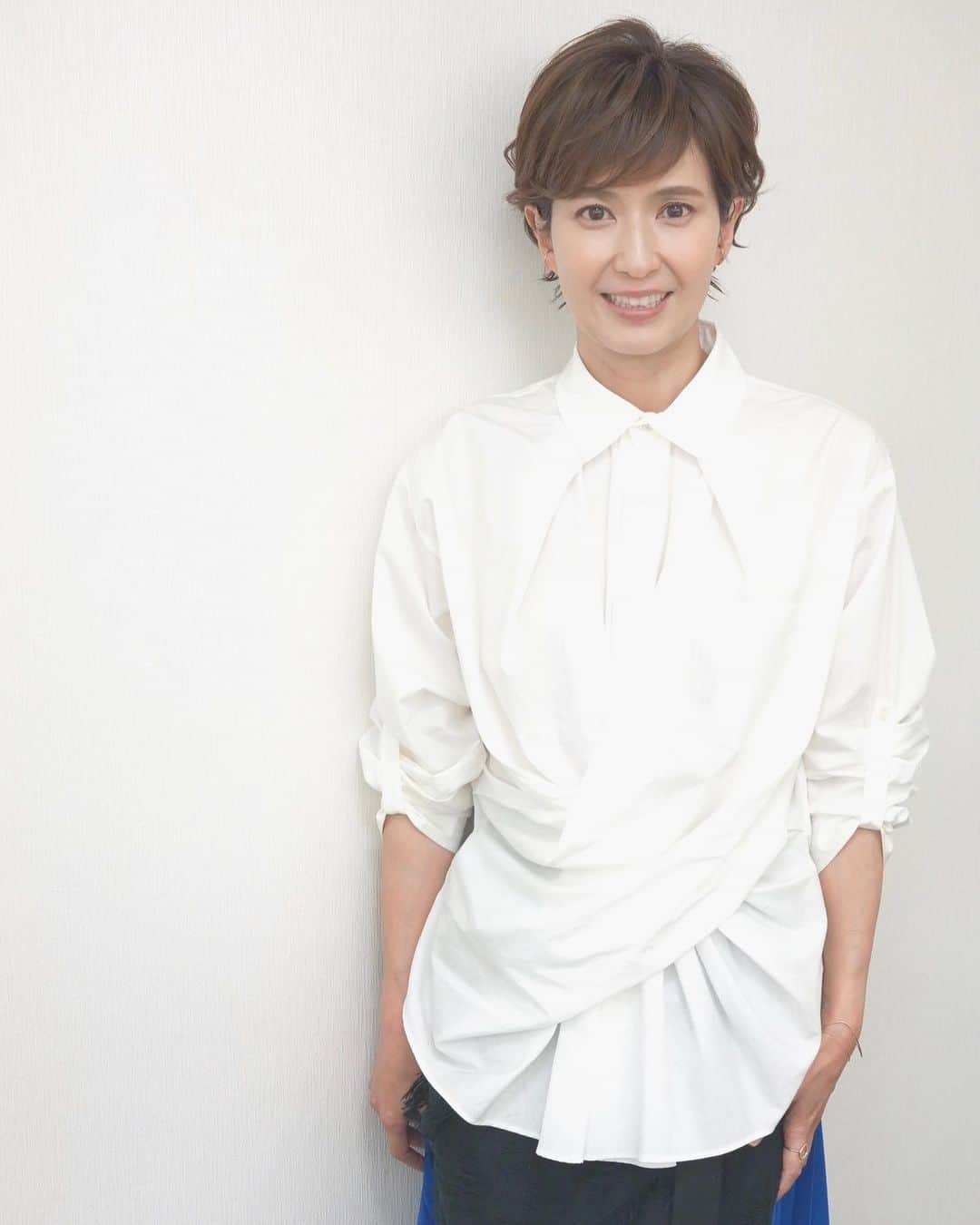 徳永有美さんのインスタグラム写真 - (徳永有美Instagram)「白いシャツのドレープが素敵でした。 2023.5.10 スタイリング @millanni  @l.a.h._official  @dressunreve  @manganji_touko  ヘアメイク @hairmake__kaunaloa」5月11日 8時54分 - yumi_tokunaga.official