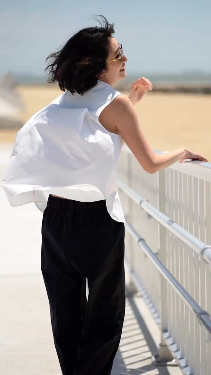 安藤沙耶香のインスタグラム：「Nalaを立ち上げた時から ずっと作りたかったUnisex  Nalaというブランドは それぞれが持っている色々なコンプレックスから解放されて欲しいという想いがとても強くて  ・ ママだから子供優先になっちゃうわたし すぐに汚れるから適当でいいやになっちゃうわたし  たまにのおでかけだから ちょっぴりいい服着てみたけど ギャー汚される！（ストレス！）  歳を重ねて着れる服も限られて 体型が崩れて自信がなくなって まぁこれでいいかって服を選びがちなわたし  仕事が忙しくて いちいちアイロンなんてかけられないし でもそこそこちゃんとした服を選ばなきゃ 仕事着はいいけど、土日何着たらいいの？なわたし  海外から帰ってきたのはいいけど 流行りとか全然ついていけなくて すごい迷走しちゃって何着てもしっくりこなくて 完全に浦島太郎状態なわたし ・  きっとみんなそれぞれのお悩みやコンプレックスがあるから デザイン性はないけれど 毎日でも着たくなるような  「これ着たら一枚でキマるよね」 「機能的にストレスフリーだよね」  って思える最高の普段着作りを目指していて  しかもそれが 年に数回しか使わないようなスイムウェアにもなったら 雨の日でも使える 旅行にも持って行ける そんなアイテムになれたなら  ずっとそう思ってやってきた中にあった 「男女」のボーダー  「男だから」「女だから」 らしくなきゃいけないなんて わたしの中にはどこにもなくて  だからすごく作ってみたかった‥！！ （感慨深い🥲）  わたしがメンズの服を着るように ボーダーを取り払った服  メンズたちだってきっと  「雨の日の自転車や通勤に履ける一本」 「出張に持って行ってシワなしな一本」 「子供達と公園で遊んでいてそのまま水にドボン出来る一本」 「キャンプに持って行きたい一本」 「ゴルフにも使えてそのまま食事にも行ける一本」  どんなシーンにも使える一本があったら とても便利でストレスフリーだろうなって  身長や体型のコンプレックス オシャレが好きな人も苦手な人も使ってもらえて もちろんわたしも履きたいと思える Unisex swim pants  お揃いも可愛い〜☺️♡  想いもこだわりも いっぱい詰まってます🫶  販売は 5/12 21:00〜  #nala #nala_jp #swimwear  #swimpants #unisex」