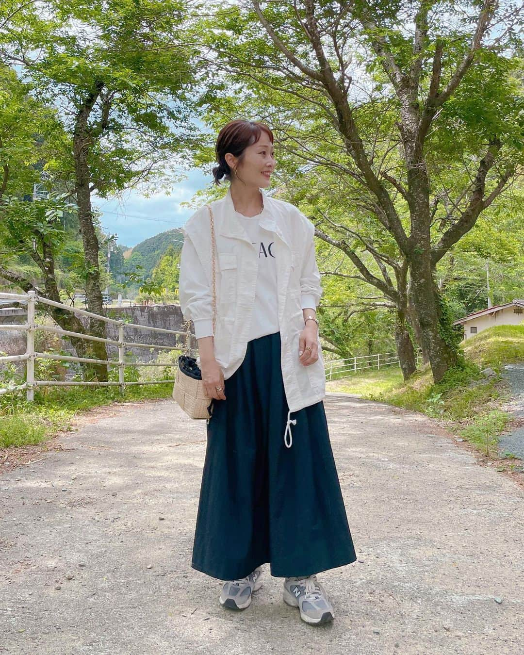 Kikuno Sayumiさんのインスタグラム写真 - (Kikuno SayumiInstagram)「GW3日目は義実家でさくらんぼ狩り🍒 からの松山で街ブラ〜✨ ・ 妹の子連れで行ったんやけど皆んな喜んでさくらんぼ食べてた♡なかなかこんな体験出来んよね！感謝です🙏 ・ 子供達を並ばせたら見事階段になってて思わずパチリ📸 土日は義実家でBBQしたり、ゆっくりさせてもらったりして過ごしたよ🥰めっちゃ楽しい充実したお休みでしたー♡ ・ コーデは @grl_official のベストがポイント。白のミリタリーベスト欲しかった！これロゴTに重ねるだけで決まる✨可愛い😍スカートはナイロン素材で軽くて、ゴムで楽ちんやった✨おすすめ♡バッグは　@select.shop.jbg の。これめちゃくちゃ可愛くない？？小財布やポーチ、ケータイ等入るよ👌 ・ トップス　@reedit_official ボトムス　@a_trend_ld.store バッグ　@select.shop.jbg ベスト　@grl_official ・ ・ #ファッション#コーデ#fashion#ママ#ママコーデ#プチプラコーデ#大人カジュアル#ヘアアレンジ#大人可愛い#옷스타그램#シンプルコーデ#158cmコーデ #mamagirl#ママリ#ママリファッション#locari#lucrajp#ヘアアレンジ#カジュアルコーデ#デイリーコーデ#キレイめコーデ#お出掛けコーデ#公園コーデ#親子リンクコーデ #リンクコーデ#夏コーデ#grl#グレイル#gwお出かけ」5月11日 9時10分 - sayumikikuno