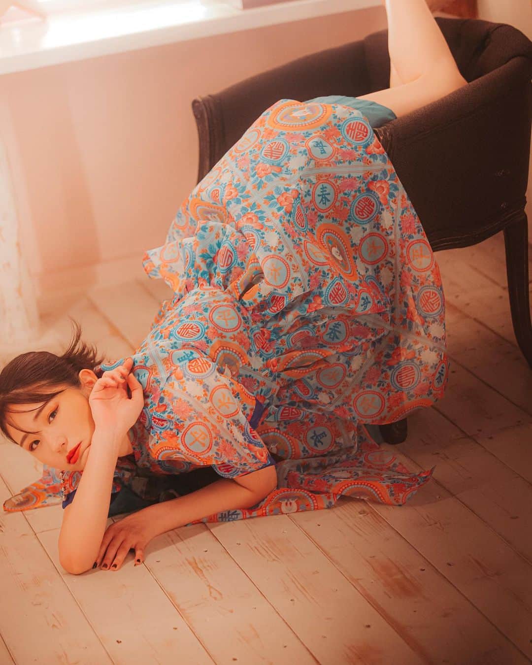 長谷川かすみのインスタグラム：「椅子にちゃんと座れないシリーズって言いながら楽しく撮ってた写真✌️  ＊5月14日イベントあります＊ 魚住誠一presents：高円寺大作戦Vol.31～スペシャルゲスト：長谷川かすみ～ ⁡ 高円寺で魚住誠一と長谷川かすみで撮影した写真をスライドショーでお見せします。 長谷川かすみと魚住のここだけの話を2時間に渡りトークします。 ⁡ 【日時】 2023年5月14日(日) 開場12:00/開演13:00/終演（終了予定）15:00 ⁡ ★終演後の物販時間15:00〜16:00 ⁡ 【場所】 高円寺pundit(杉並区高円寺北３丁目８−１２) ⁡ 【チケット】 ピーティックスにて限定30席 ⁡ 好評発売中！ 前売り：￥3000（1ドリンク別） http://pundit.jp/events/6529/ ⁡ 【会場物販】 （物販はイベント終演後に販売します） ★魚住誠一撮影オリジナルプリント写真 （魚住＆長谷川かすみの直筆サイン付き）各 ￥4000」