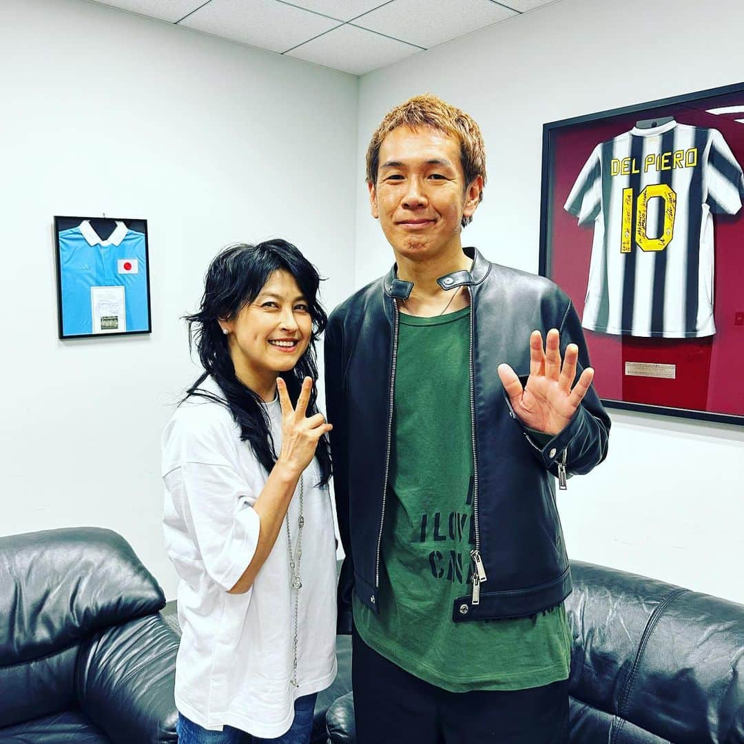 馬場俊英のインスタグラム：「６月に大阪で岸谷香さんと２マンライブ「ふたりぼっちの大パーティー!!」あります。  昨日はその作戦会議を行いアイデアを出し合いました。  「せっかくの機会なのであんまりやったことがないことをやろう」ということになり、この日のためにけっこう仕込みます🔥  今からとても楽しみです。  #岸谷香 #プリプリ #馬場俊英」