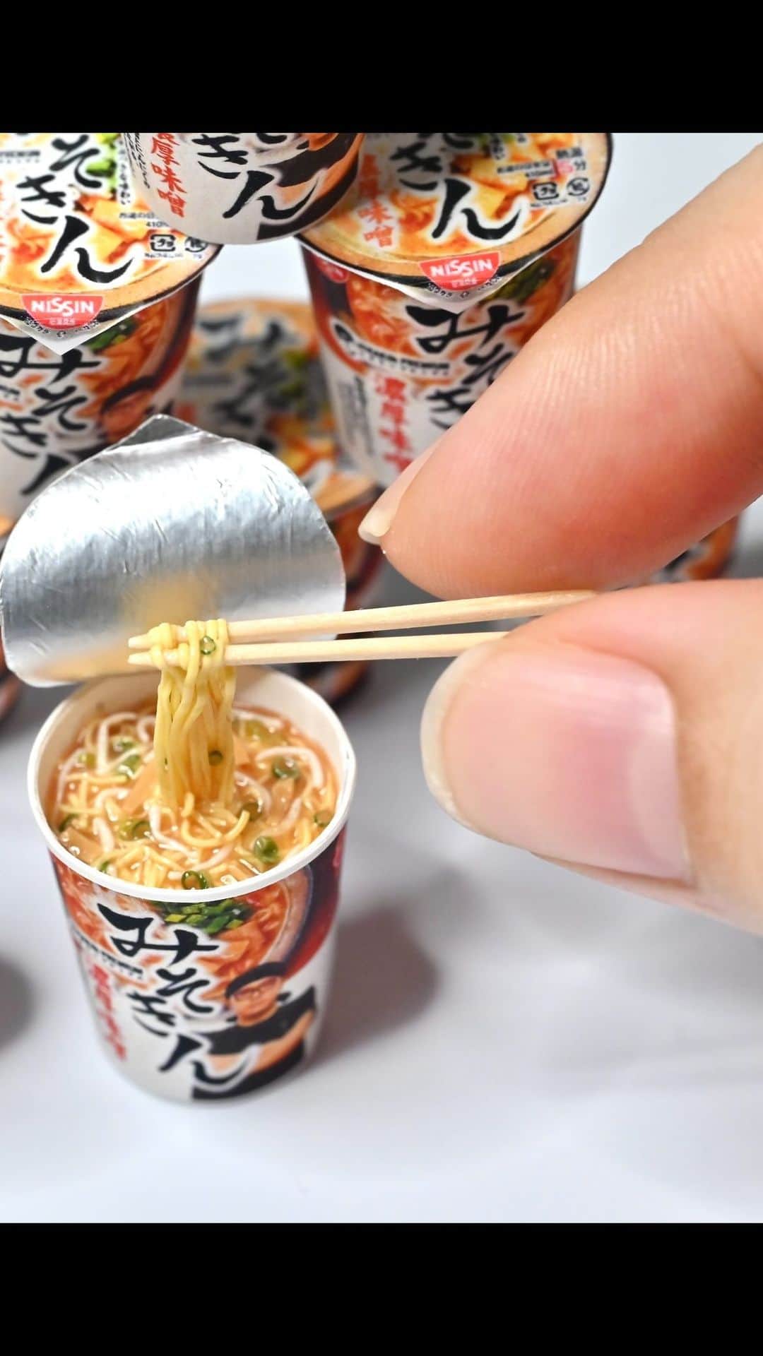 Nunu's Houseのインスタグラム：「HIKAKINさん @hikakin プロデュース の「みそきん」を早速頂きました🍜 とても好みのお味で美味しさをカタチに してみました🙏  #みそきんラーメン  #みそきん#ミニチュア#ひかきん さん #田中智#nunushouse #ラーメン #ミニチュアフード#食品サンプル」