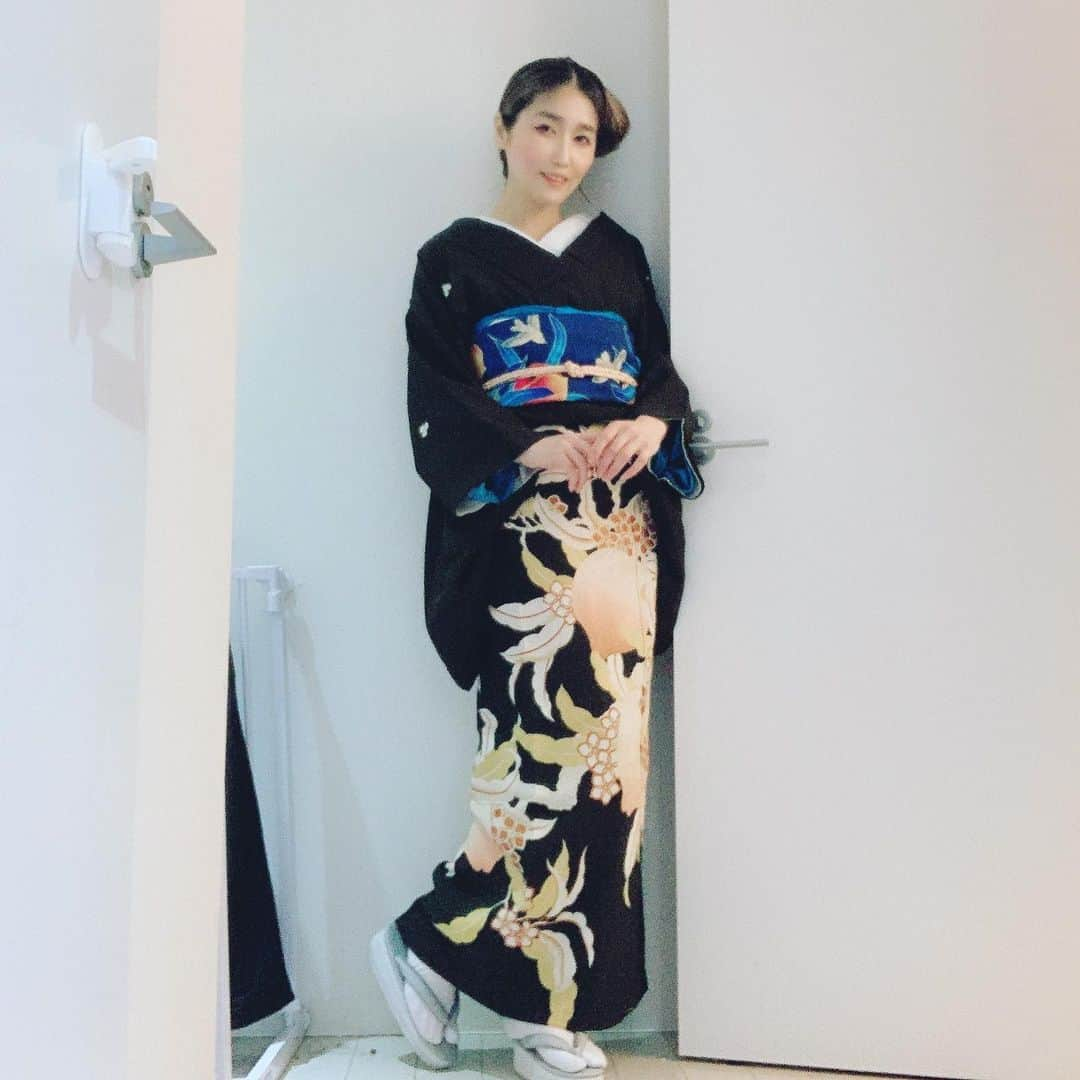 峰なゆかさんのインスタグラム写真 - (峰なゆかInstagram)「桃の黒留袖！　に桃の帯。着物の格とかは無視して着ています。 #アンティーク着物　#着物　#着物コーディネート　#着物コーデ　#今日の着物　#kimono #ootd #japanesegirl」5月11日 9時24分 - minenayuka