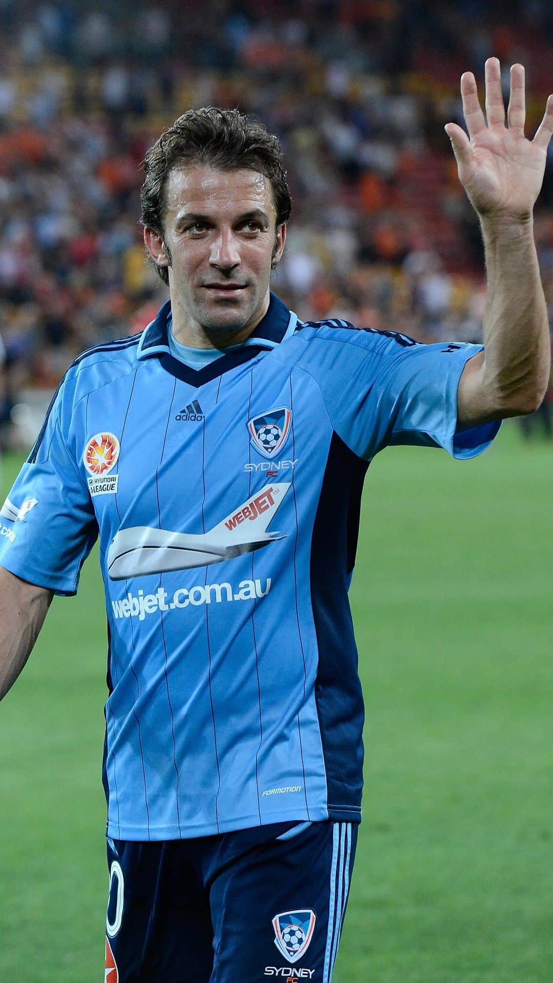 アレッサンドロ・デル・ピエロのインスタグラム：「Steve Corica’s first game in charge of Sydney FC - 16th November 2012 📅   Brisbane Roar’s Head Coach at the time - Rado Vidosic.   And that night, Alessandro Del Piero did THIS 🫢   More than ten years after their first meeting in the technical areas, they meet again tomorrow in the Semi-Final ⚔️  #SydneyIsSkyBlue」