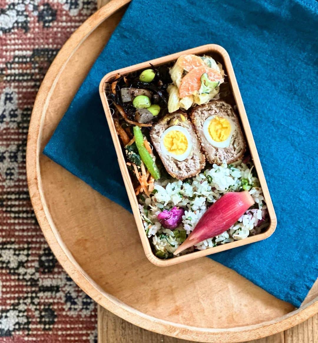 のインスタグラム：「今日のお弁当 2023.05.11  スコッチエッグ 小松菜と人参の胡麻和え ひじき煮 マカロニサラダ 茗荷甘酢漬け 小松菜とジャコとしば漬けごはん  2枚目は実家への差し入れ  スコッチエッグ ドリア ひじき煮  久しぶりにスコッチエッグ作ったわ たまに食べると美味しい😋 卵が綺麗にはいってるか心配だったけど、大丈夫でした👍 今日は仕事後またご飯便の準備しなくては！」