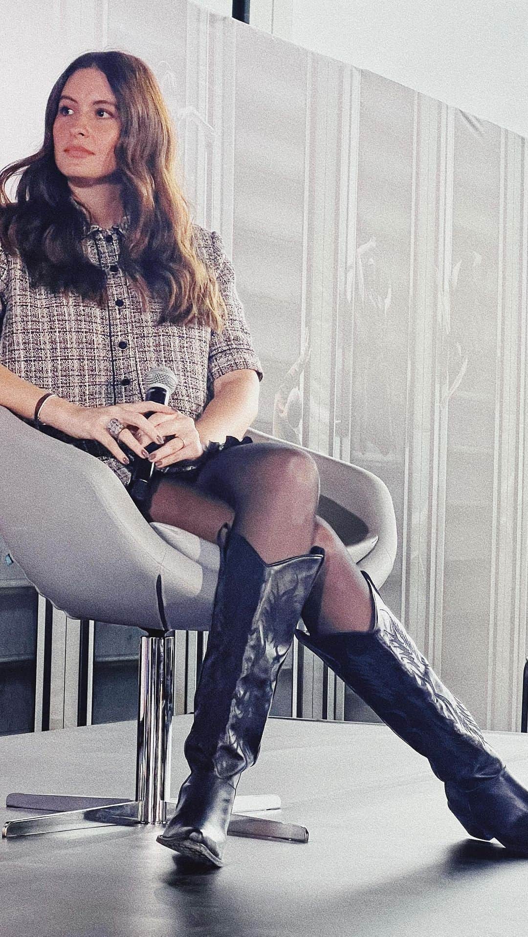 タリアナ・バルガスのインスタグラム：「Hace 16 años empecé en el mundo de la moda sin imaginarme que aquí encontraría el motivo por el que Dios me puso en este camino. Hoy, después de seguir mi institno, puedo decir que encontré en la moda un sentido que me da vida, porque la convertí en mi herramienta para transformar @fcasaenelarbol , dar oportunidades a la gente y potencializar a mi fundación. Creé una marca donde las ganancias on 100% para la población @macarenashopmacarena he logrado empoderar a las comunidad y a las mujeres por medio de la moda y las comunicaciones. Todo lo banal que veía, siento que ahora, gracias a mi labor, tiene sentido. Es mi lema, mi compromiso de vida. Gracias @pilarcastano @bogotafashionweek y a mi compañera de vida @adrianaarboledar con @vistetedecolombia」