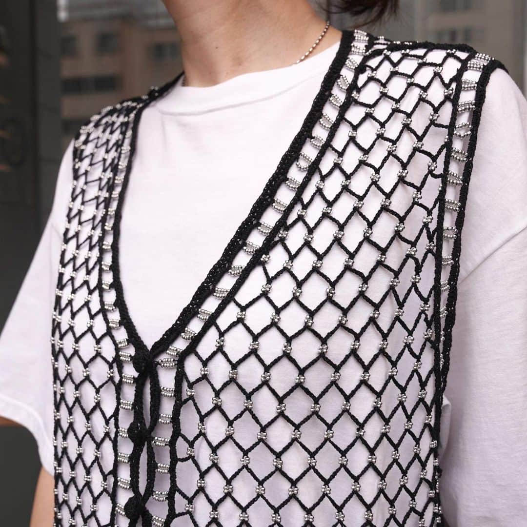 MāWさんのインスタグラム写真 - (MāWInstagram)「. [PONTI]  Beaded Crochet Vest.  メッシュ感のあるニットベスト。 編みながらメタルビーズが通してあります。  T-shirtやシャツ、ジャケットの上からとレイヤード感が楽しめるアイテムです。 こちらはハンドメイド製品です。  -  #mawsapporo #MāW #ins_online #ponti #sapporo #hokkaido #23ss」5月11日 9時39分 - maw_sapporo