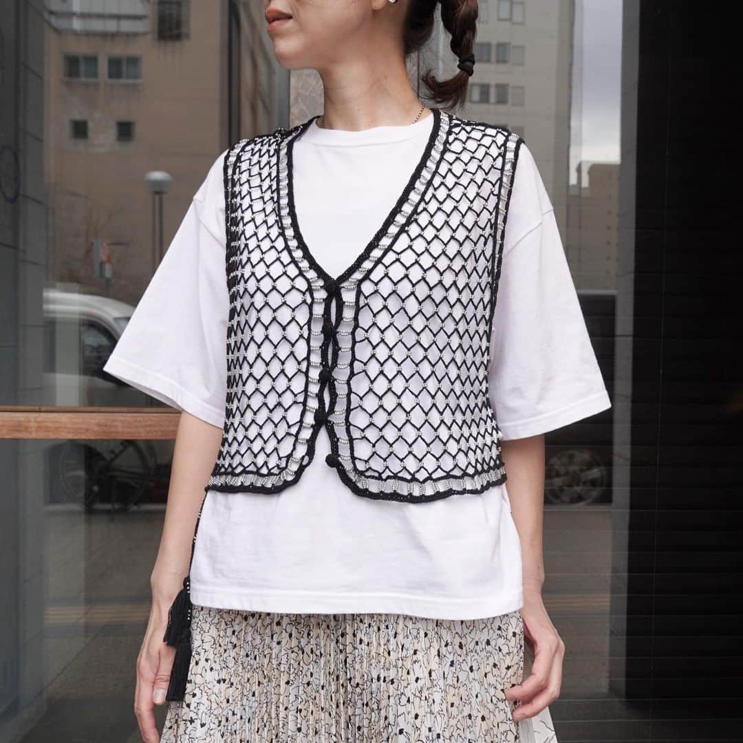 MāWさんのインスタグラム写真 - (MāWInstagram)「. [PONTI]  Beaded Crochet Vest.  メッシュ感のあるニットベスト。 編みながらメタルビーズが通してあります。  T-shirtやシャツ、ジャケットの上からとレイヤード感が楽しめるアイテムです。 こちらはハンドメイド製品です。  -  #mawsapporo #MāW #ins_online #ponti #sapporo #hokkaido #23ss」5月11日 9時39分 - maw_sapporo