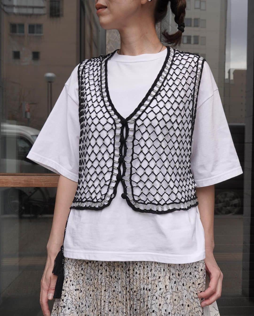 MāWさんのインスタグラム写真 - (MāWInstagram)「. [PONTI]  Beaded Crochet Vest.  メッシュ感のあるニットベスト。 編みながらメタルビーズが通してあります。  T-shirtやシャツ、ジャケットの上からとレイヤード感が楽しめるアイテムです。 こちらはハンドメイド製品です。  -  #mawsapporo #MāW #ins_online #ponti #sapporo #hokkaido #23ss」5月11日 9時43分 - maw_sapporo