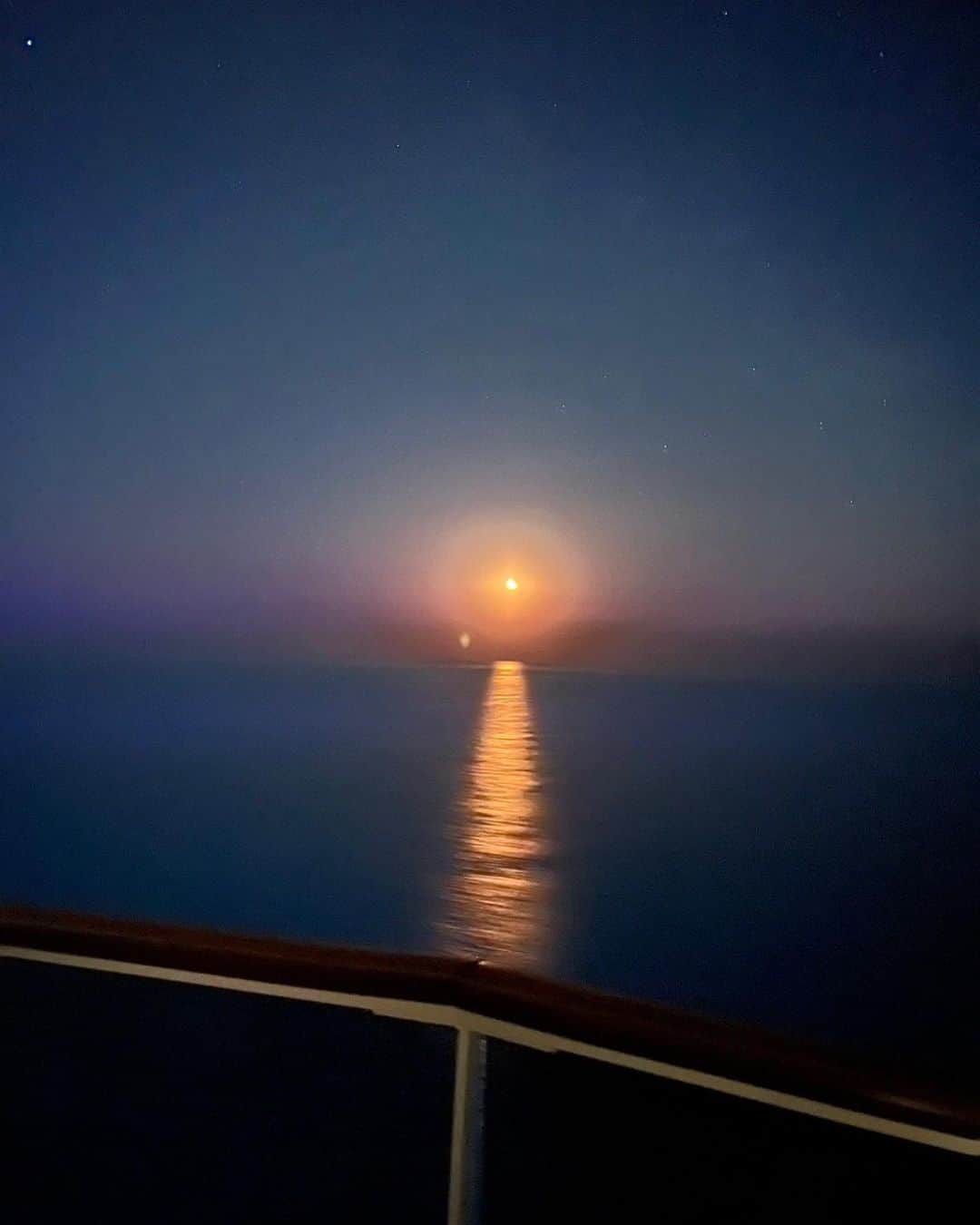 キャシー中島さんのインスタグラム写真 - (キャシー中島Instagram)「午前3時過ぎに目が覚めて海を見ると、 なんと美しい月❗️ 海に月の道がくっきりと見えています。 こんな月の夜には昔、天使たちが遊びにきていたかもしれないわね❣️ 不思議な気持ちになる月の道です。  金沢港に着きました。  今日の2人、元気です❗️  今日はこのバッグを持ってオプショナルツアーに出かけます。  大きな、大きなベリッシマ、 大きさわかりますか。 長さはちょうど東京タワーを横にしたぐらいだそうです。  朝8時集合、造り酒屋で匠の日本酒をいただくのと小松つづらで昼食をいただくツアーに行ってきまーーす❣️  ヨットクラブのツワーなのでちょっと豪華なミニバスで行きます。  なんとツワー参加したのは私たちグループだけでした。 貸切です。  では皆さん、出発です♪  #キャシー中島 #ベリッシマ#船旅」5月11日 9時43分 - official_kathynakajima