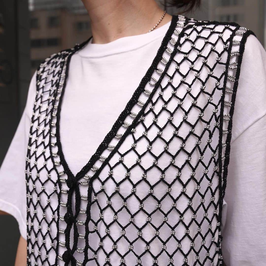 MāWさんのインスタグラム写真 - (MāWInstagram)「. [PONTI]  Beaded Crochet Vest.  メッシュ感のあるニットベスト。 編みながらメタルビーズが通してあります。  T-shirtやシャツ、ジャケットの上からとレイヤード感が楽しめるアイテムです。 こちらはハンドメイド製品です。  -  #mawsapporo #MāW #ins_online #ponti #sapporo #hokkaido #23ss」5月11日 9時44分 - maw_sapporo
