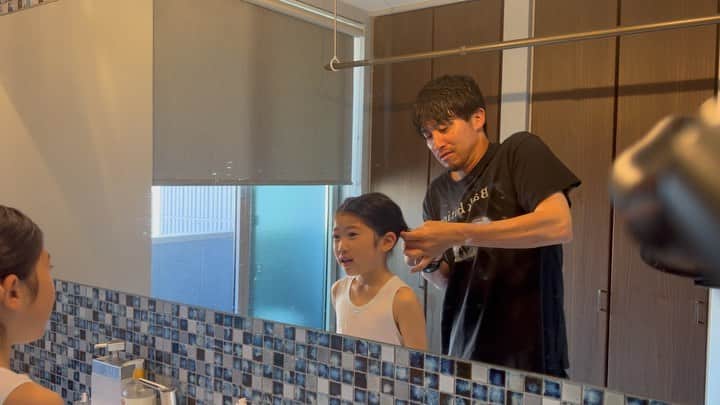 増嶋竜也のインスタグラム：「朝担当の日は毎日ダメ出しをくらっています。  女の子の髪型は上手にできん！！  今どき二つ結びはないか…💦」