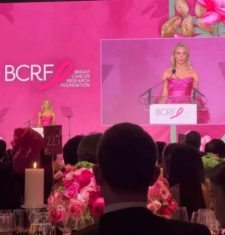 ニーナ・ガルシアのインスタグラム：「Last night at the @bcrfcure #HotPinkParty we honored the incredible @kingabcrf with the inaugural Evelyn H. Launder Spirit of Philanthropy Award. She shared her story, and it was deeply moving but familiar, as it has been many of our stories with bc. Kinga has been one of the greatest champions for the fight against breast cancer. She inspires me profoundly for her courage and dedication. I am so lucky to know her. Thank you @kingabcrf for all you have done.   Last night’s event raised $10.3 M , just another reason why it was so special. Surrounded by dearest friends and family, we recognized how much we still have to do to end breast cancer, but we also celebrated how far we have come in our fight for a cure 💖#bcrfcure #hotpinkparty」